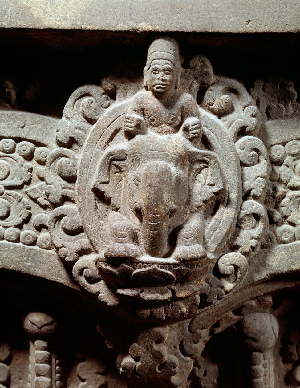 Khmer Art: "" Guden Indra i centrum på Airavana og Marut, stormens og vindens guder""" Stenoverligger i stil med Sambor Prei Kuk (600-650). fra Cambodja. Paris, Guimet-museet, Nationalmuseet for asiatisk kunst af Cambodian