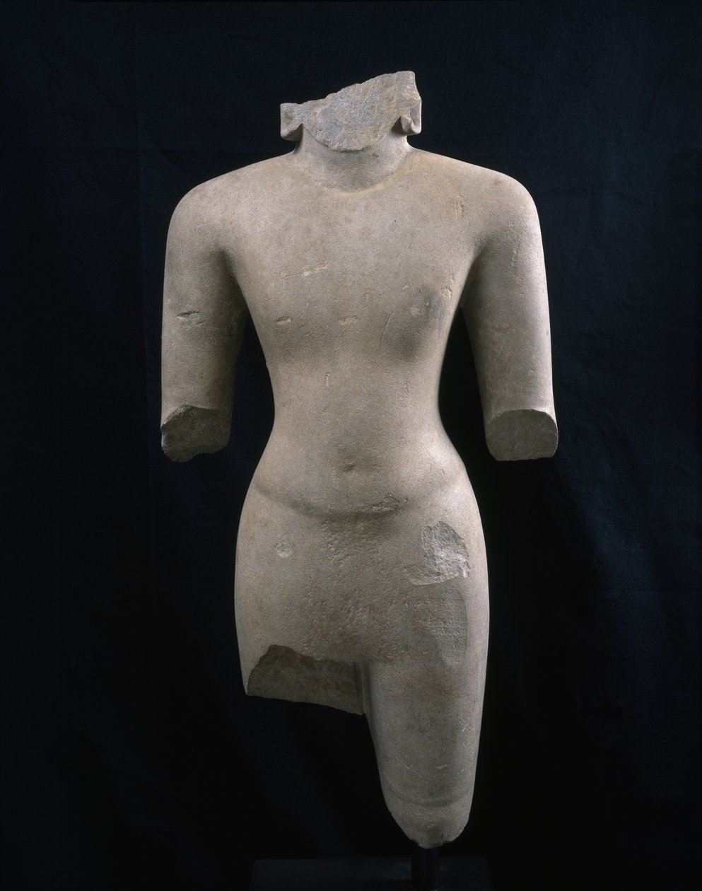Torso af en guddom (sandsynligvis Vishnu), ca. 7. århundrede (sandsten) af Cambodian