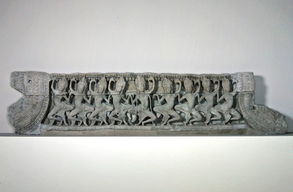 Fronton viser ni dansende asparas, slutningen af det 12.-begyndelsen af det 13. århundrede, fra Bayon, Angkor Thom (sandsten) af Cambodian Cambodian