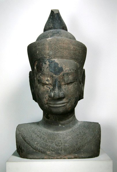 Dekoreret buste af Buddha; 15.-16. ventur (sandsten) af Cambodian School