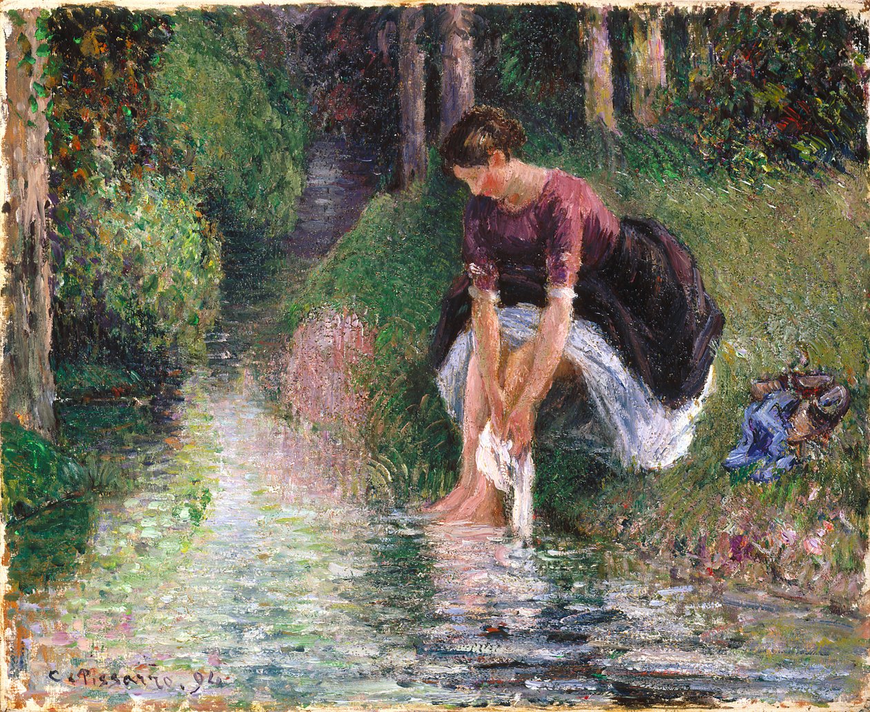 Kvinde vasker sine fødder i en bæk af Camille Jacob Pissarro