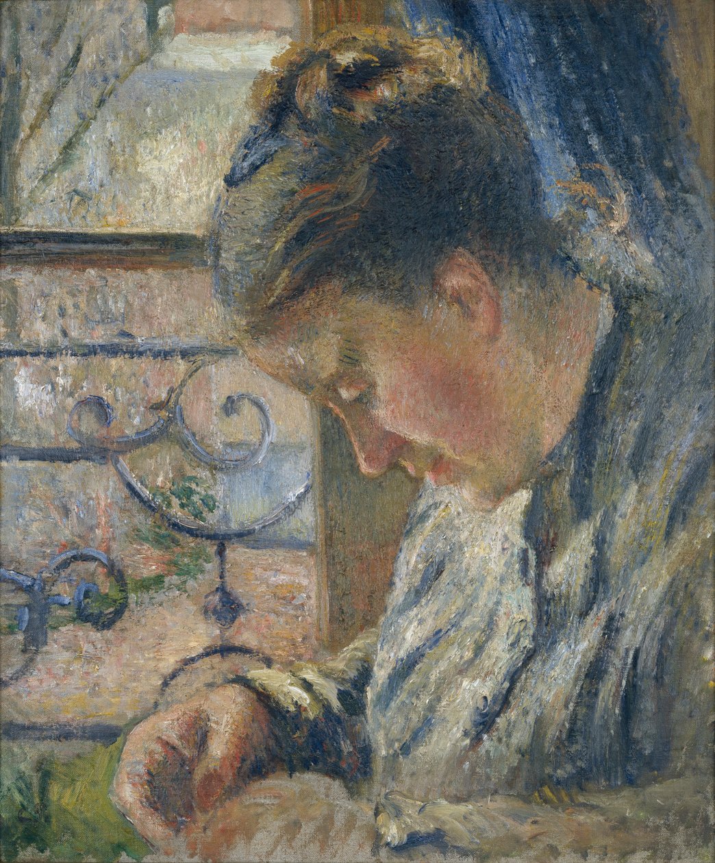 Mme Pissarro syr ved siden af et vindue, c1877 af Camille Pissarro
