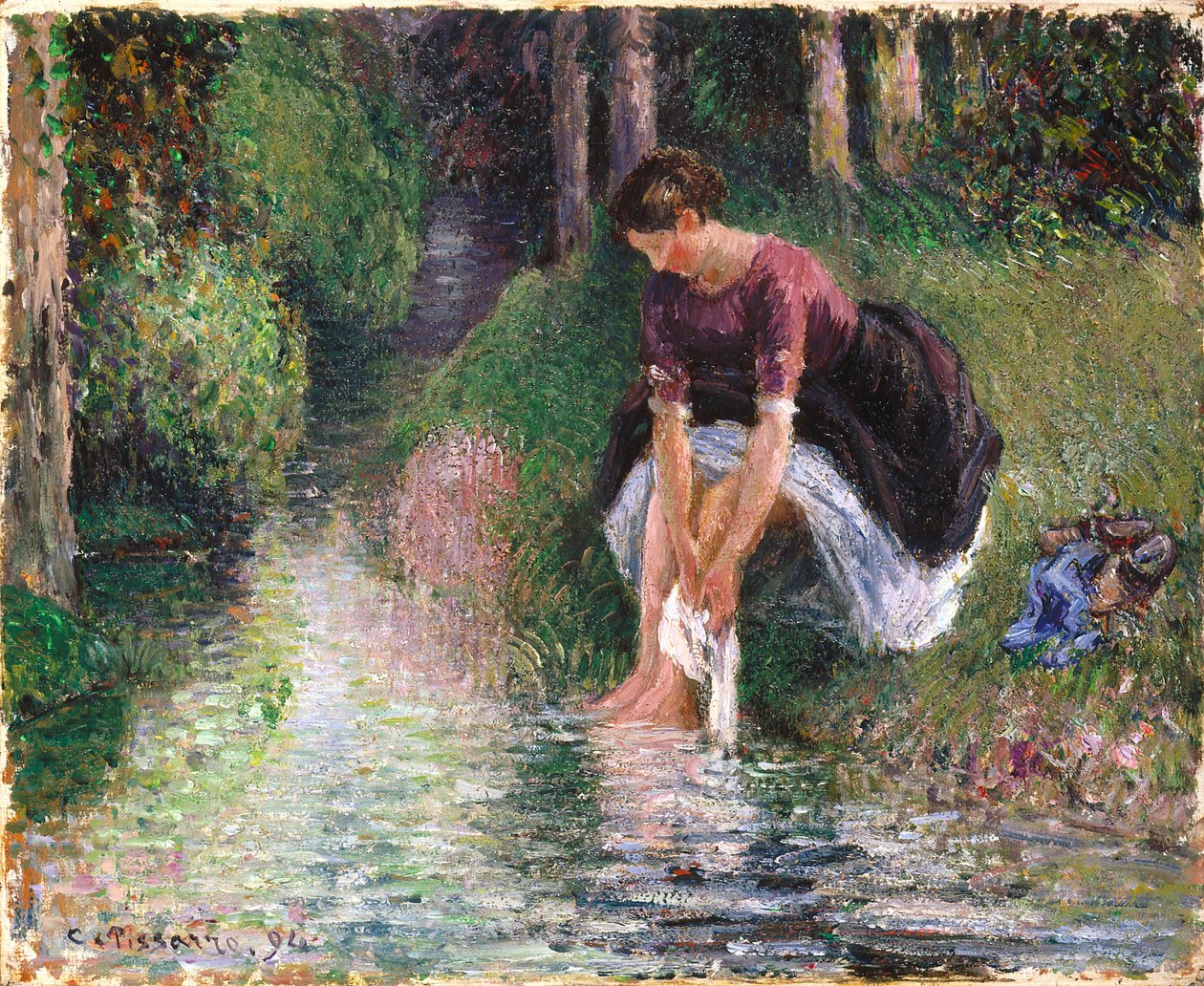 Kvinde vasker sine fødder i en bæk (olie på lærred) af Camille Pissarro