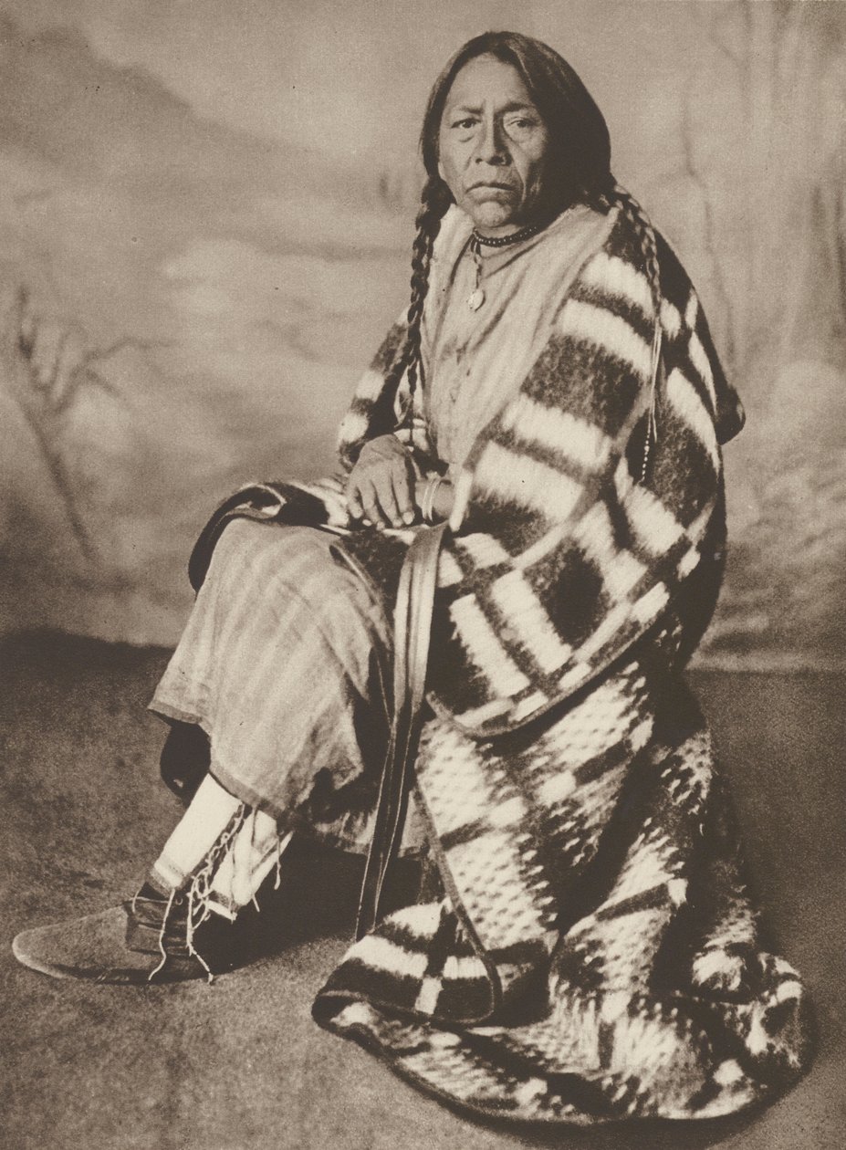 Canada: Høvding "Crowfoot"s kone, cree-indianer, Maple Creek, Saskatchewan (s/h-foto) af Canadian Photographer