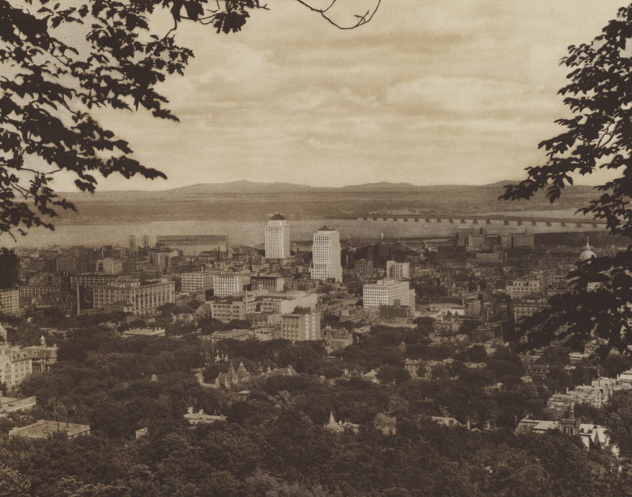 Panorama over Montreal, centrale og vestlige sektioner (s/h-foto) af Canadian Photographer