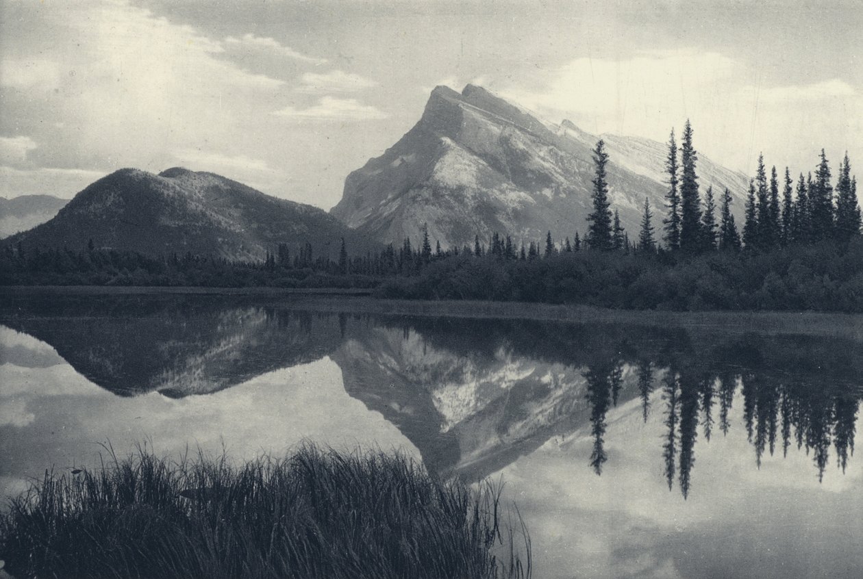 De canadiske Rockies: Mount Rundle, Banff og Vermillion Lakes (s/h-foto) af Canadian Photographer