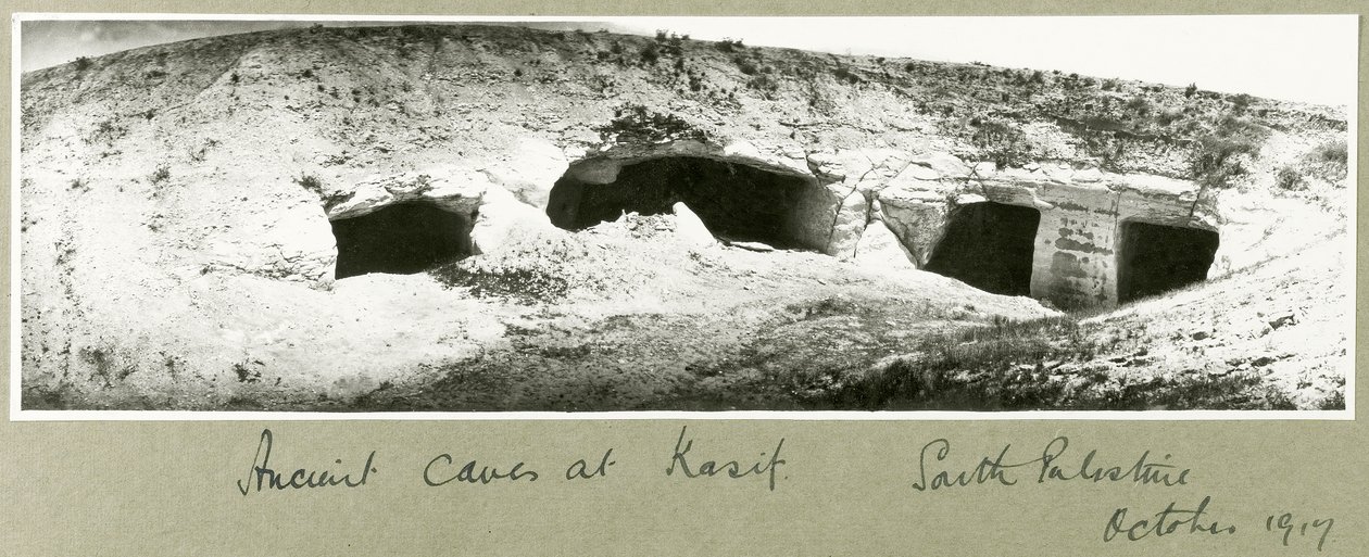 Gamle huler i Kasif, Sydpalæstina, oktober 1917 af Capt. Arthur Rhodes