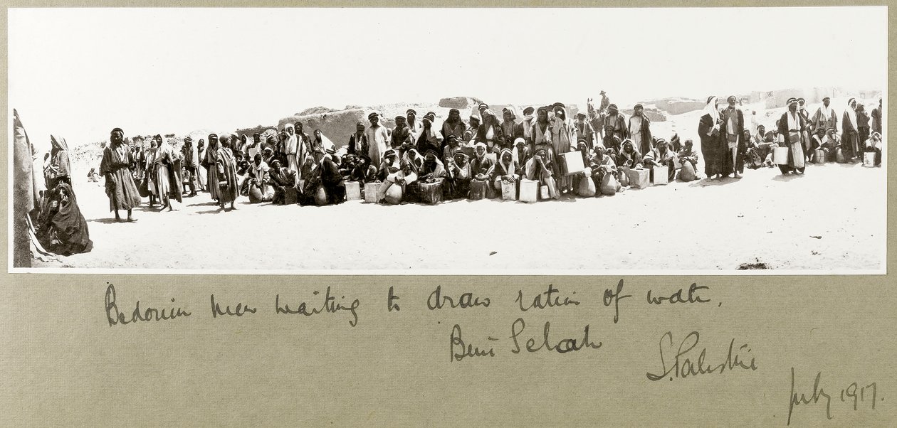 Beduinmænd, der venter på at trække deres forhold af vand, Beni Saleh, juli 1917 af Capt. Arthur Rhodes