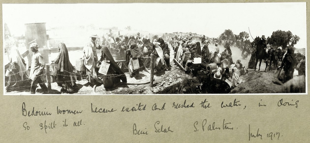 Beduinkvinder skynder sig efter deres vandration, Beni Saleh, juli 1917 af Capt. Arthur Rhodes