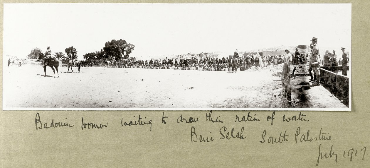 Beduinkvinder venter på at få deres vandration, Beni Saleh, juli 1917 af Capt. Arthur Rhodes