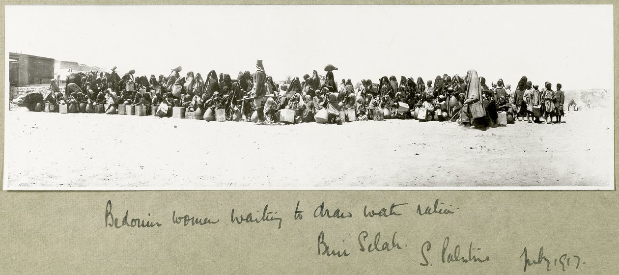 Beduinkvinder venter på at trække deres forhold af vand, Beni Saleh, juli 1917 af Capt. Arthur Rhodes