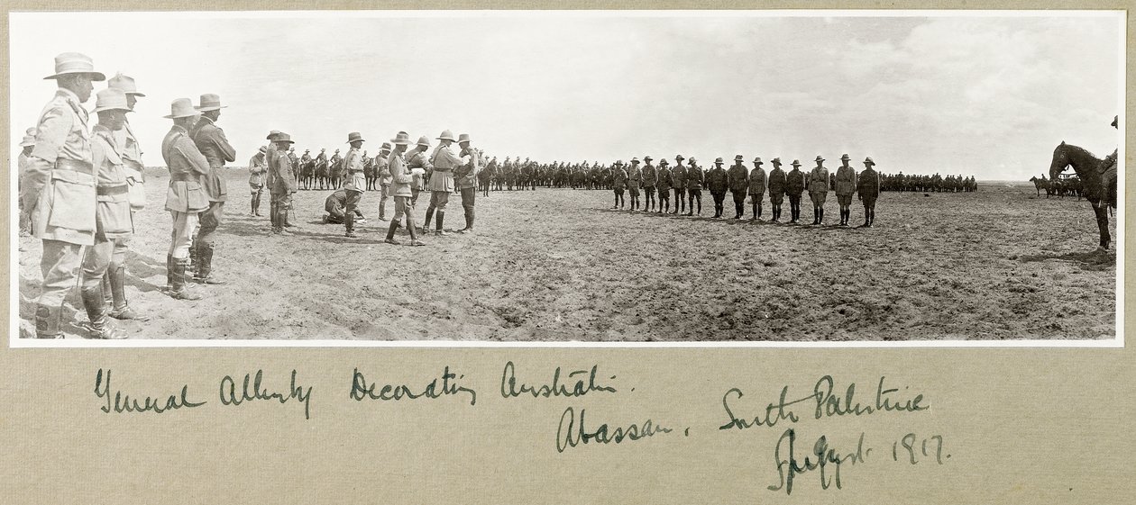 General Allenby dekorerer australske tropper i Abassan, Sydpalæstina, august 1917 af Capt. Arthur Rhodes