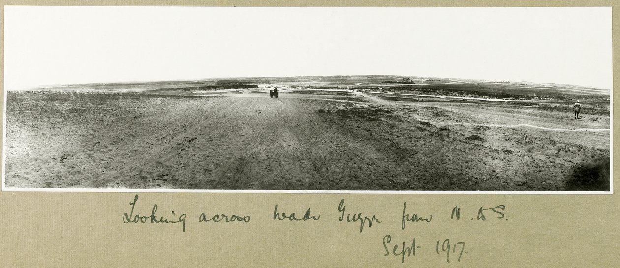 Kig over Wadi Guzzeh fra nord til syd, september 1917 af Capt. Arthur Rhodes