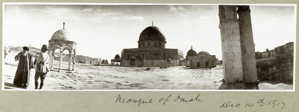 Omars moske og general Chaytor taler med en lokal imam, 14. december 1917 af Capt. Arthur Rhodes