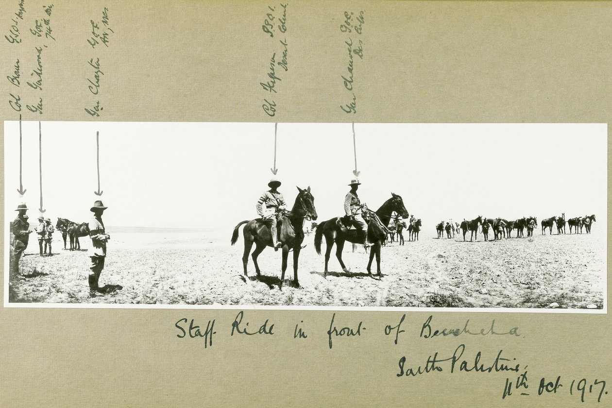 Personalet kører foran Beersheba, Sydpalæstina, oktober 1917 af Capt. Arthur Rhodes