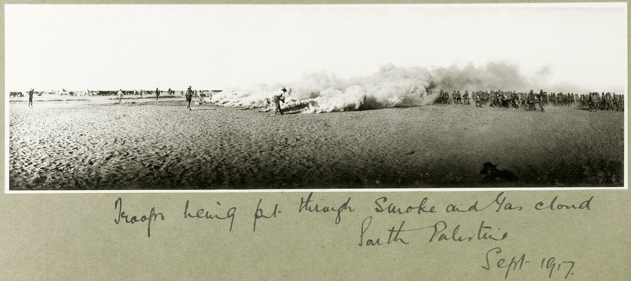 Tropper bliver sat gennem røg- og gassky, Sydpalæstina, september 1917 af Capt. Arthur Rhodes