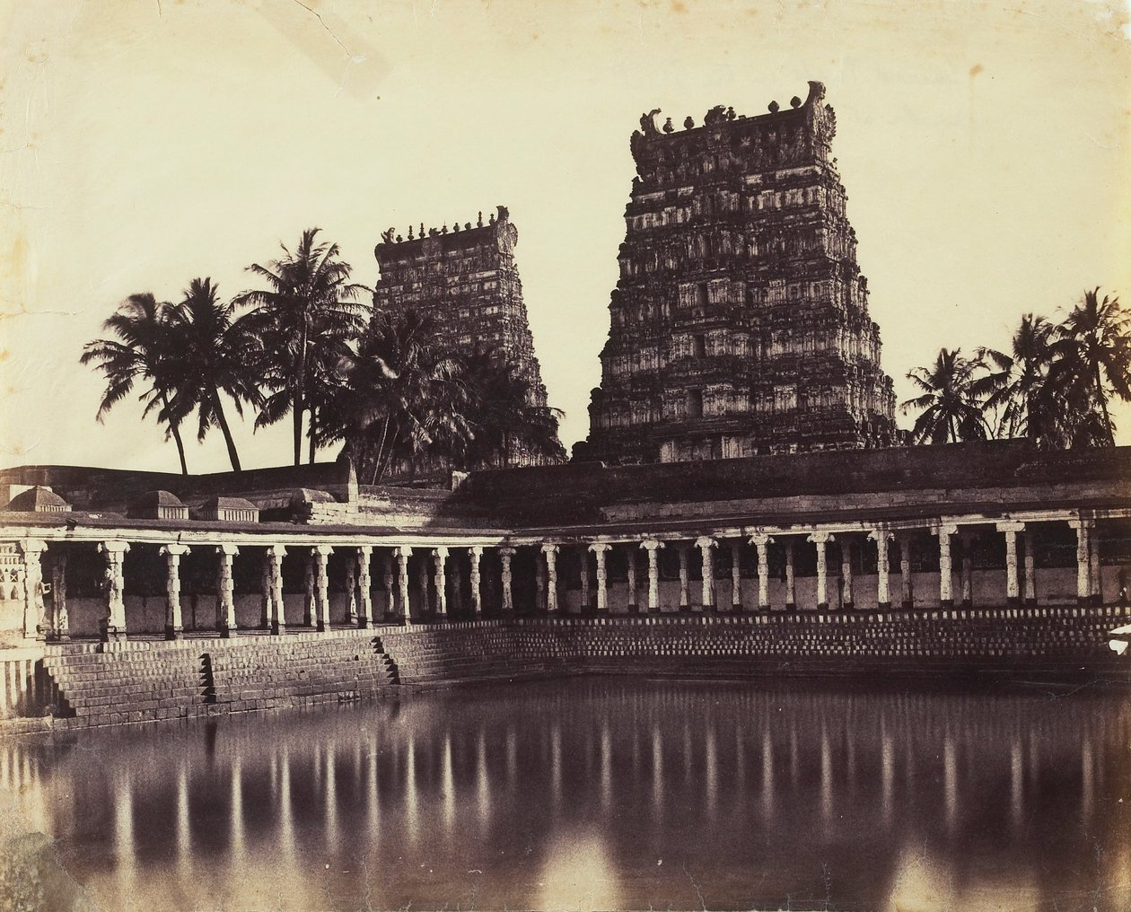 Madura. The Great Pagoda, Mootoo Alaghur og East Gopurum fra Tank af Linnaeus Tripe