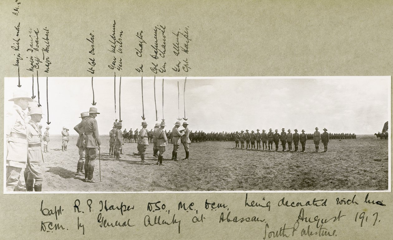 General Allenby dekorerer kaptajn Harper med D.C.M. ved en ceremoni i Abassan, Sydpalæstina, august 1917 af Capt. Arthur Rhodes