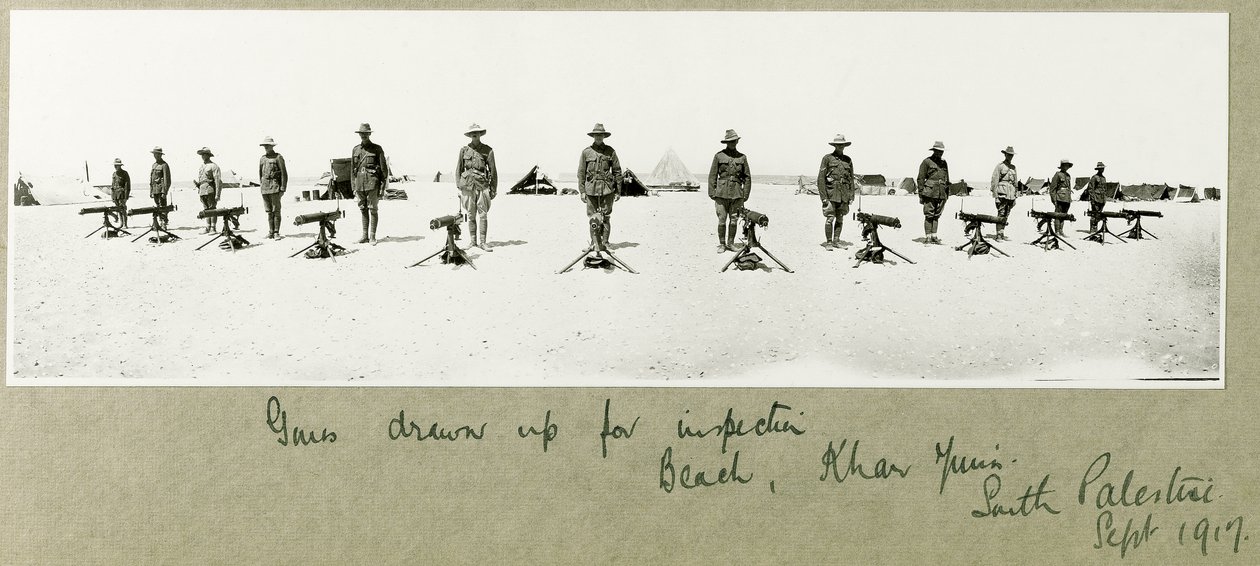 Våben trukket op til inspektion på stranden, Khan Yunis, september 1917 af Capt. Arthur Rhodes