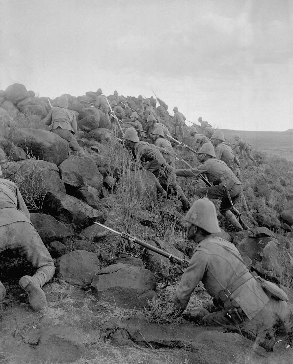 Canadiske tropper klatrer op ad en kopje under boerkrigen (1899-1902) fra et album med fotografier samlet af A.S. Pratt, 1900-02 (sort foto) af Captain J.A. Holson