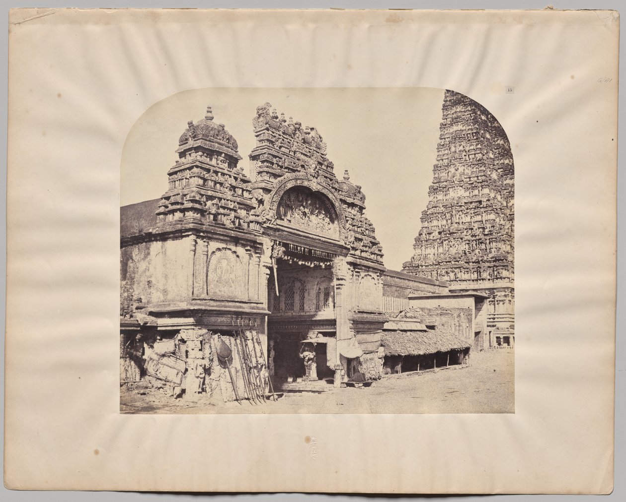Indgang til Meenakshi Sundareswarar-templet, Madurai af Captain Linnaeus Tripe
