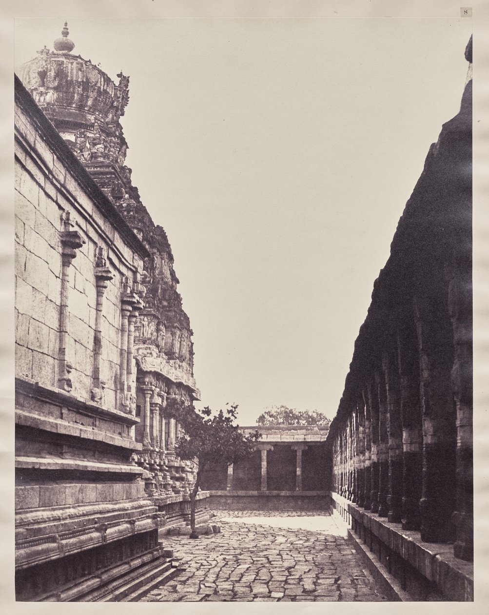 Perumal Temple Vimana fra Corner of Court, Madurai af Captain Linnaeus Tripe