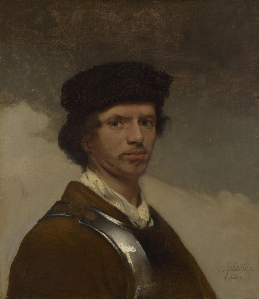 En ung mand med pelshue og kyrads (sandsynligvis et selvportræt) af Carel Fabritius