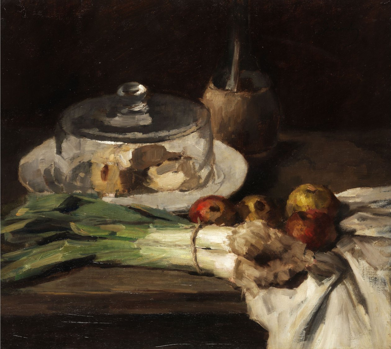 Stilleben med porrepinde, æbler og et ostefad med en klokkeglas af Carl Schuch