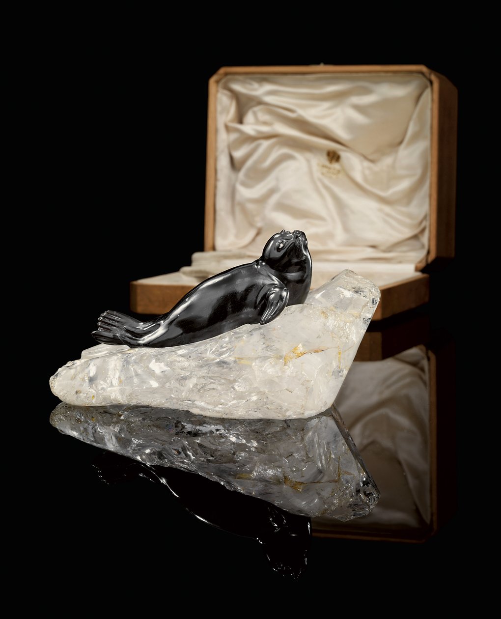 En obsidianmodel af en sæl, ca. 1900 (obsidian, silke og fløjl foret trækasse) af Carl Fabergé