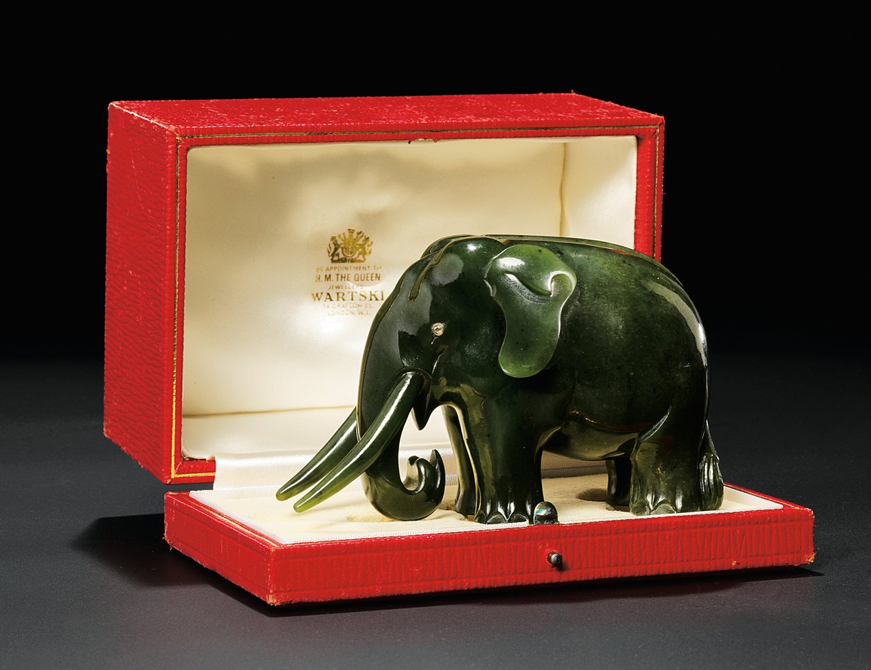 En nephritmodel med juveler af en elefant med diamantindfattede øjne, ca. 1900 af Carl Fabergé
