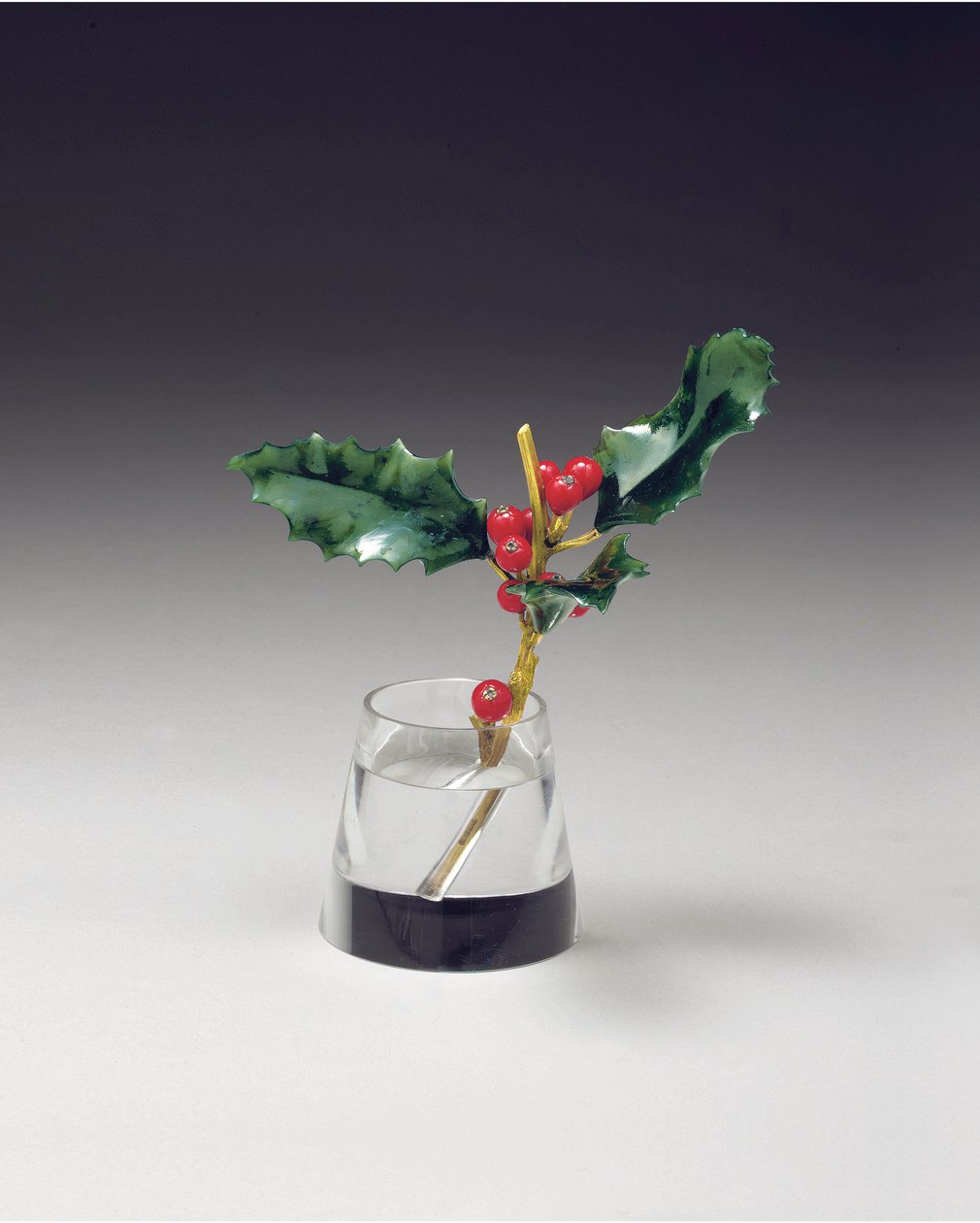 Holly spray i en tilspidset vase, ca. 1890 af Carl Fabergé