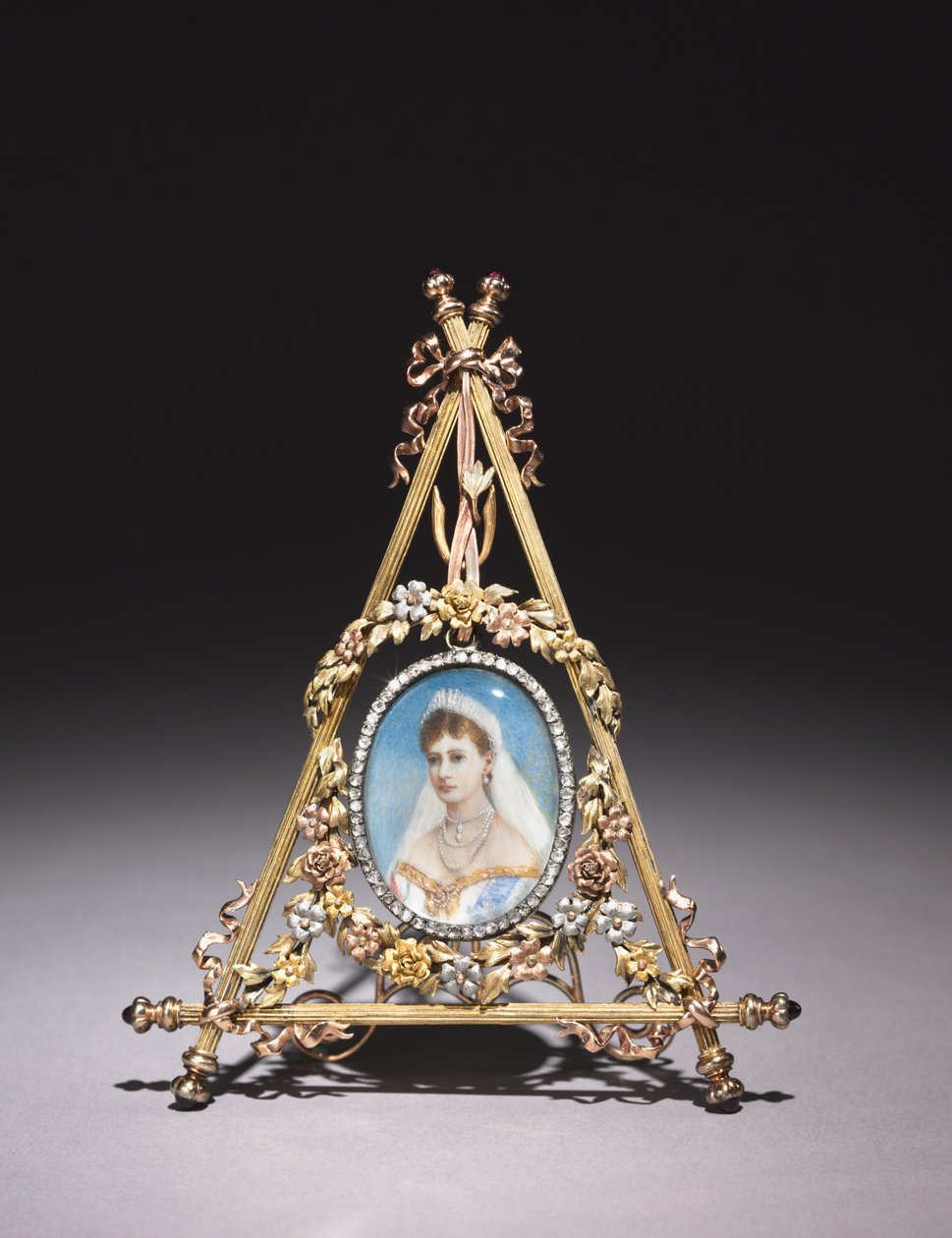 Trekantet ramme med portræt af Czarina Alexandra Feodorovna, 1896-1908 af Carl Fabergé
