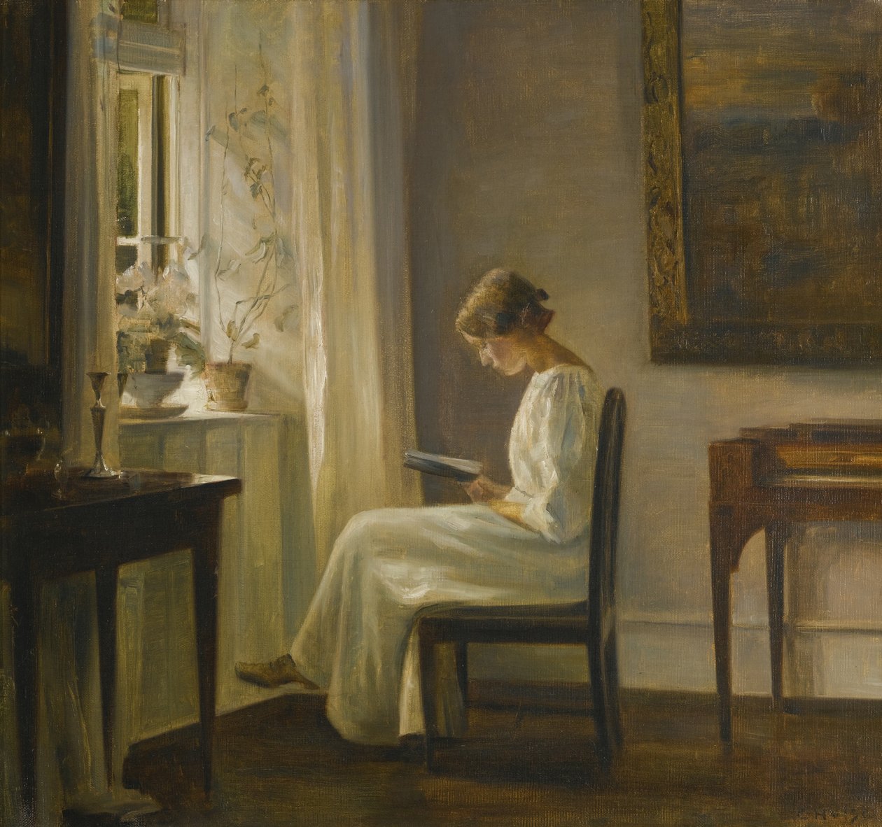Interiør med en kvinde, der læser af Carl Holsoe