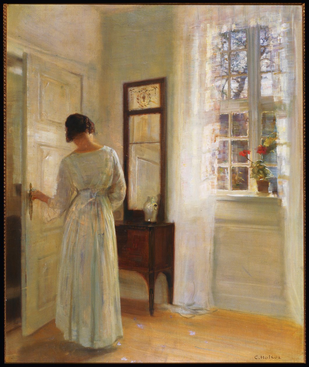 En dame kigger i et spejl ved en åben dør (olie på lærred) af Carl Holsoe