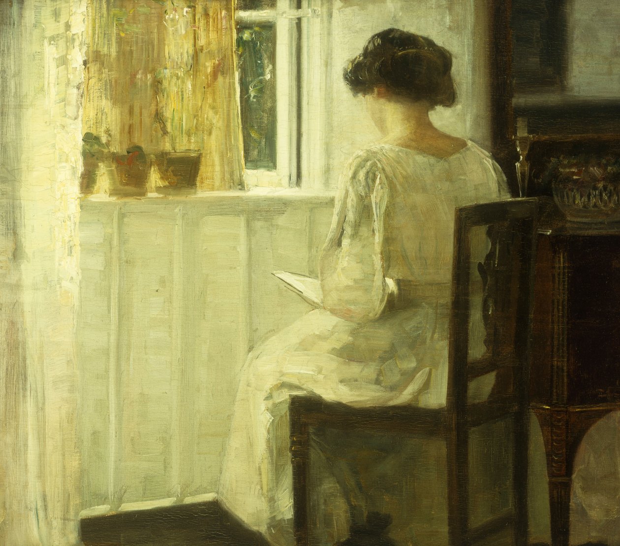 En kvinde læser i et solbelyst interiør (olie på panel) af Carl Holsoe