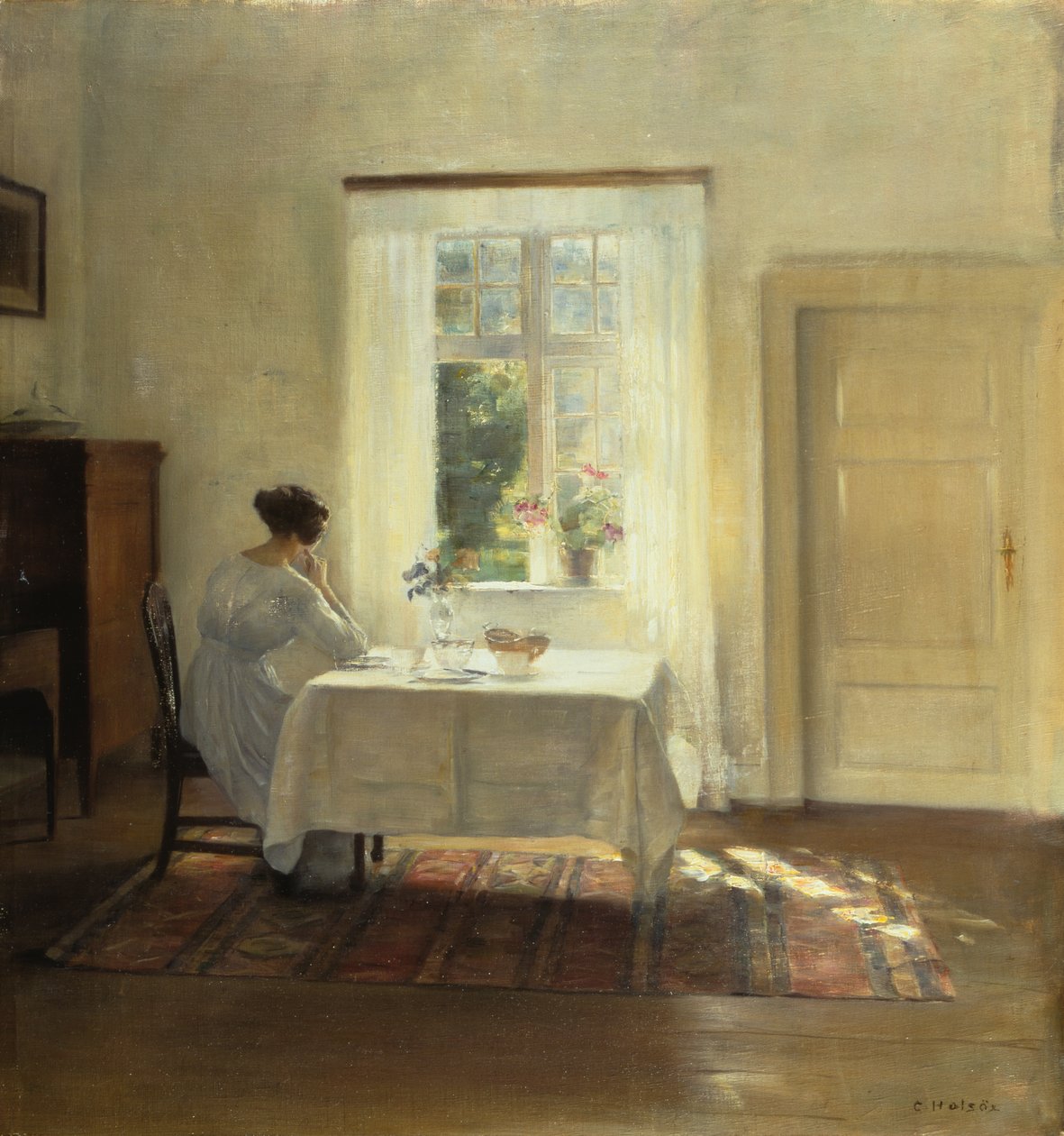 En kvinde sidder ved et bord ved et vindue, ca. 1900 (olie på lærred) af Carl Holsoe
