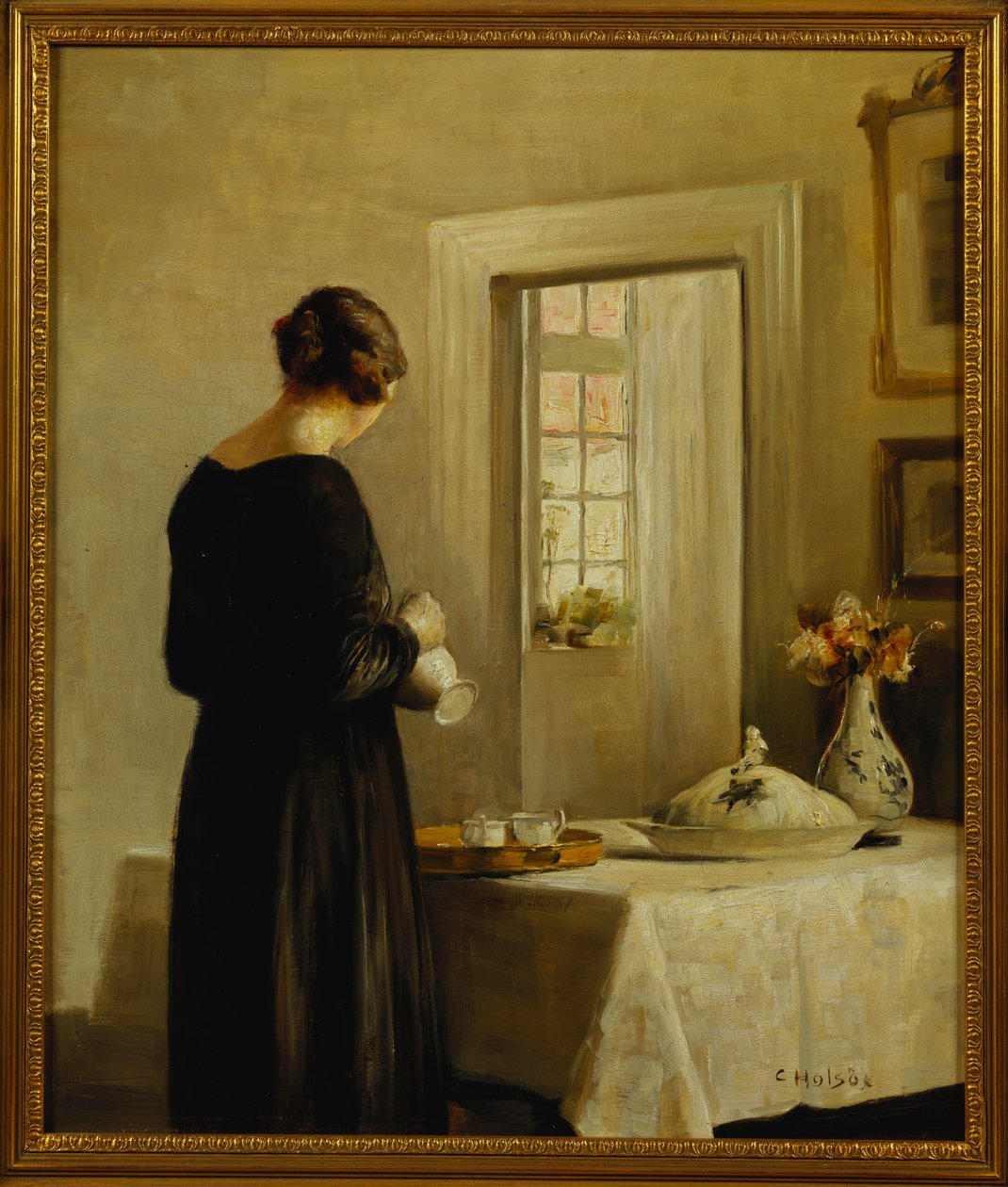 Et interiør med en kvinde ved et bord (olie på lærred) af Carl Holsoe