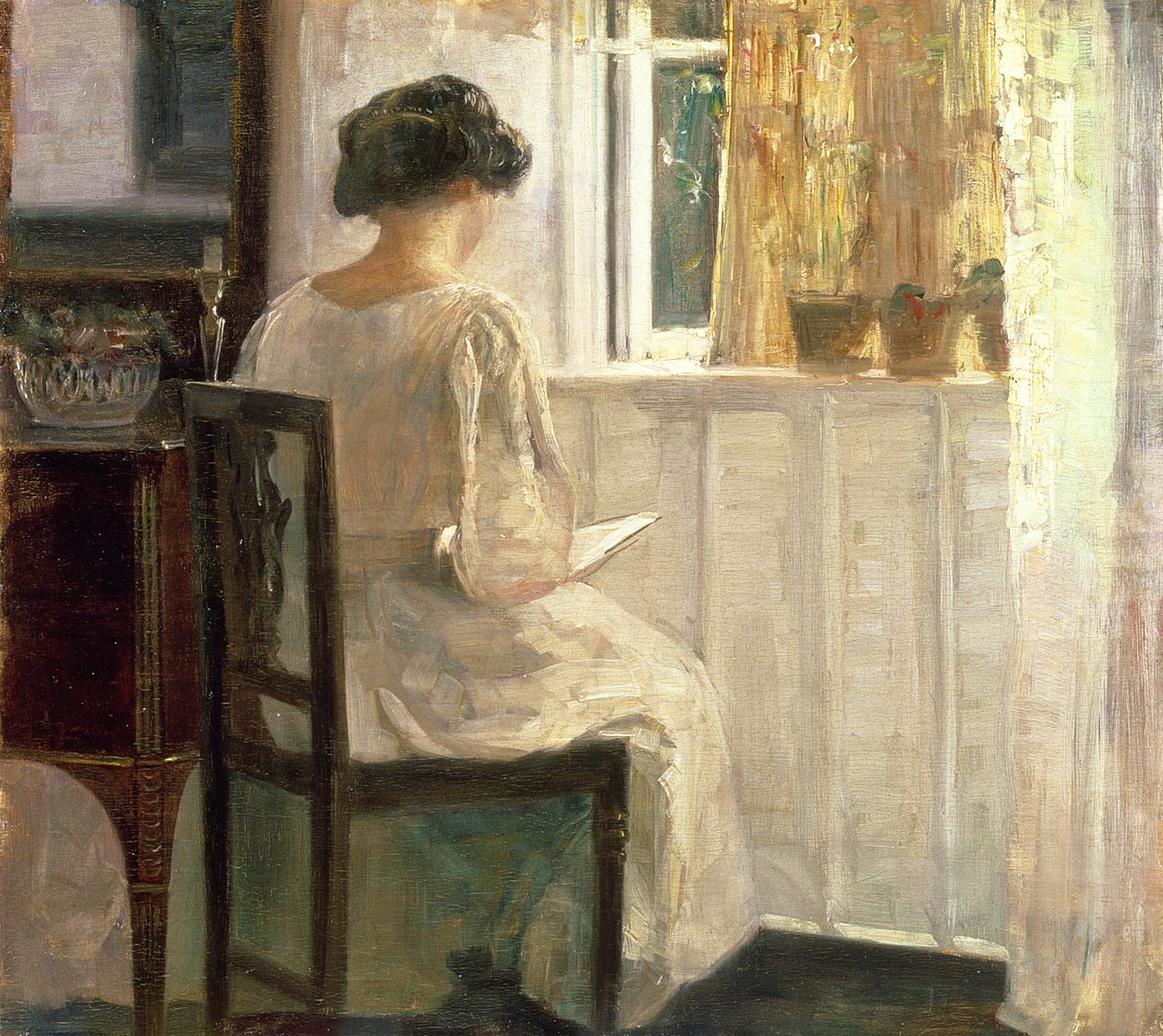 Pige læser i et soloplyst rum af Carl Holsoe