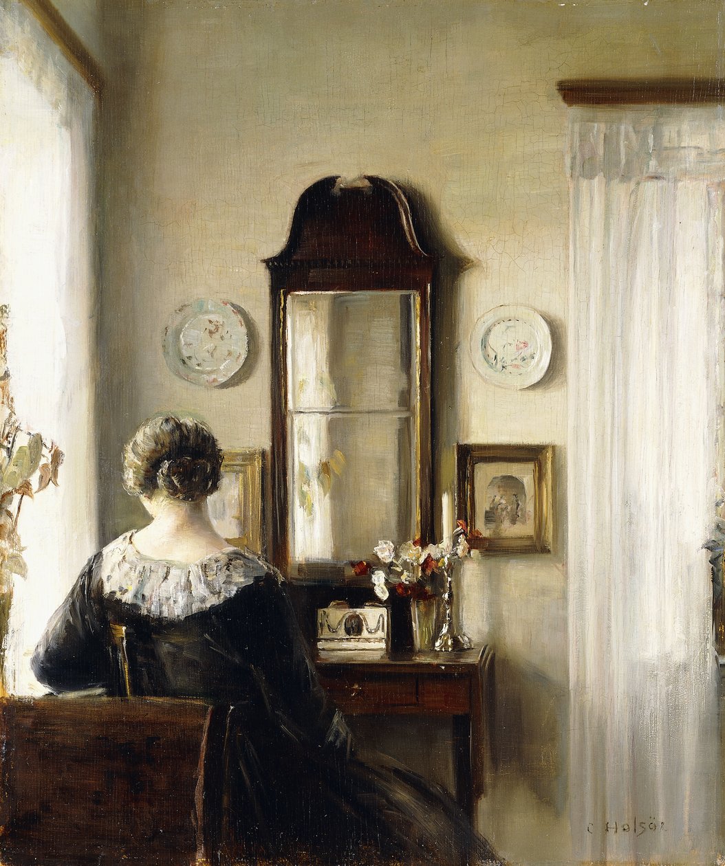 Interiør med en siddende kvinde ved et vindue af Carl Holsoe
