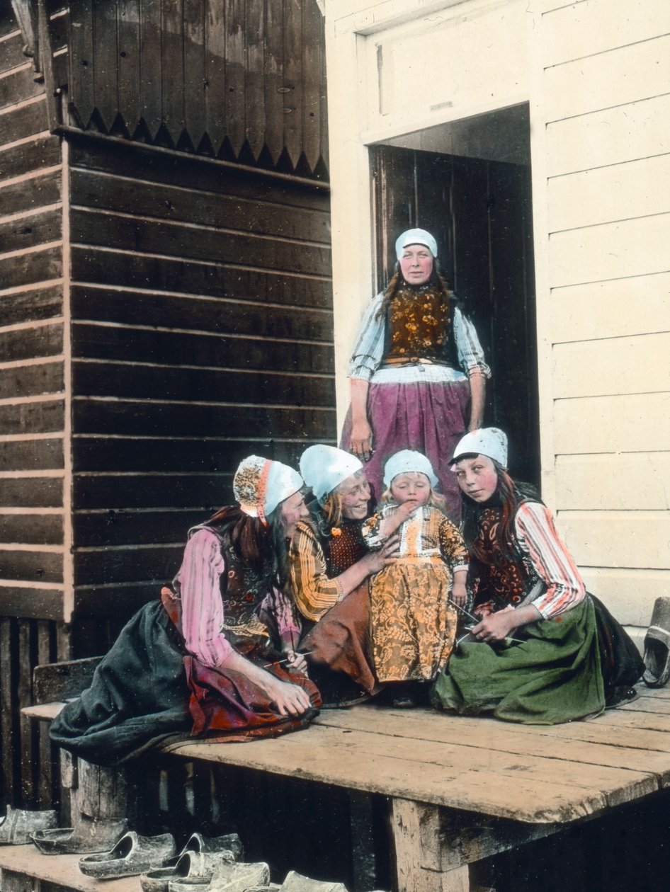Holland, portræt af en hollandsk familie. Stolt mor med sine fire døtre. Billeddato: ca. 1920. Carl Simon Arkiv af Carl Simon