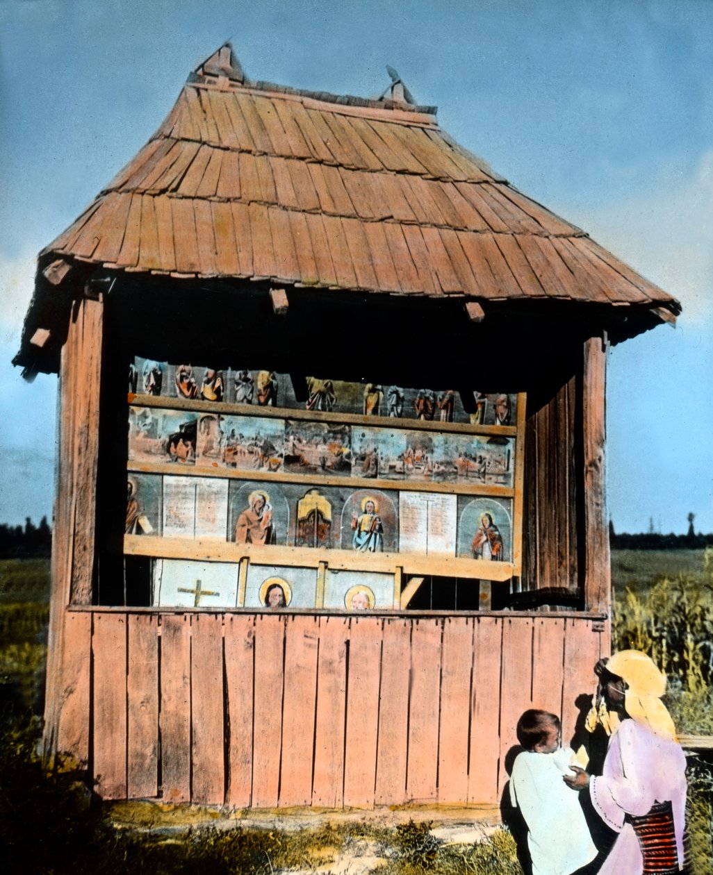 Rumænien, Bukovina, mor med barn foran et lille kapel med billeder af helgener, billeddato: ca. 1920. Carl Simons arkiv af Carl Simon