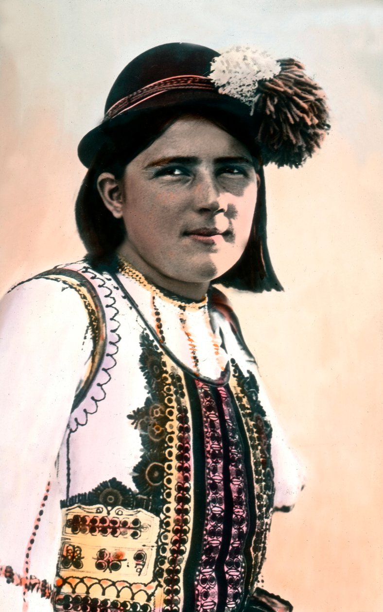 Rumænien, portræt af en pige i traditionel klædedragt, billeddato: ca. 1920. Carl Simon-arkivet af Carl Simon