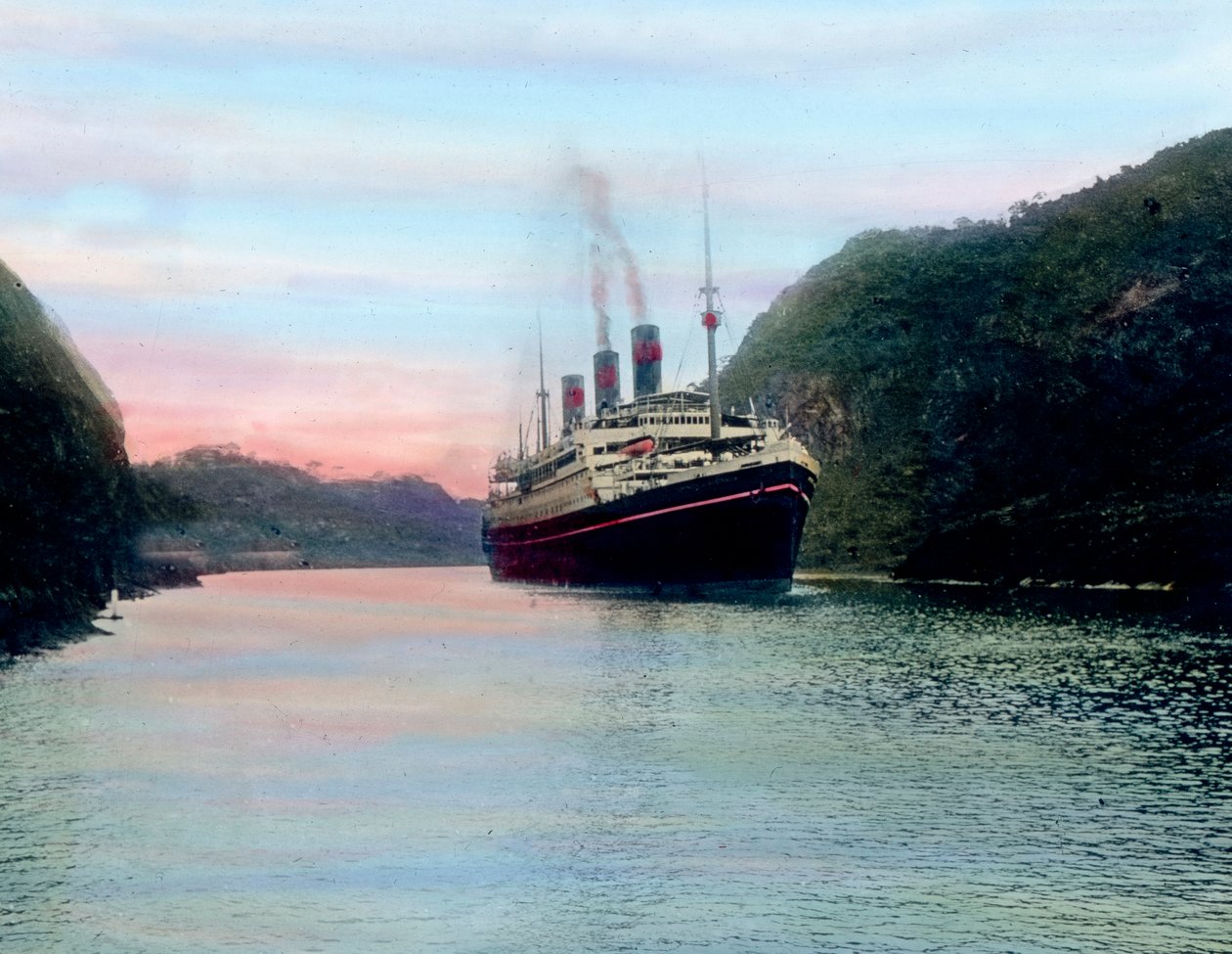 Dampskib på vej gennem Panamakanalen, billeddato: ca. 1920. Carl Simon-arkivet af Carl Simon