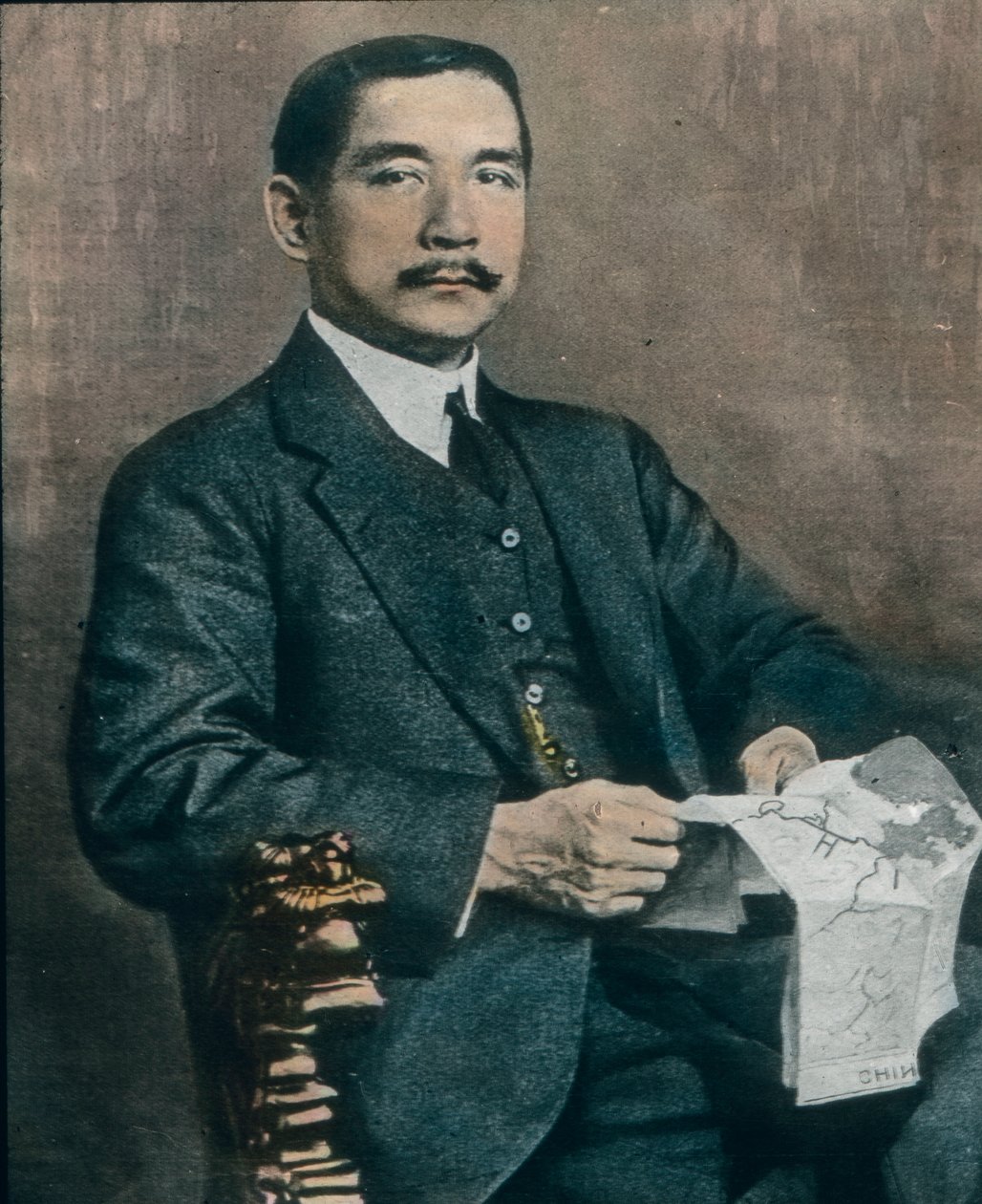 Portræt af Sun Yat-sen (1906-1967), Republikken Kinas første præsident, ca. 1912 (foto) af Carl Simon