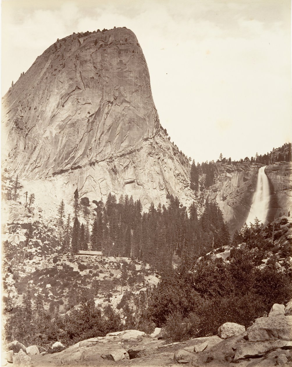 Cap of Liberty og Nevada Fall, Yosemite, ca. 1872, trykt ca. 1876. af Carleton E. Watkins.