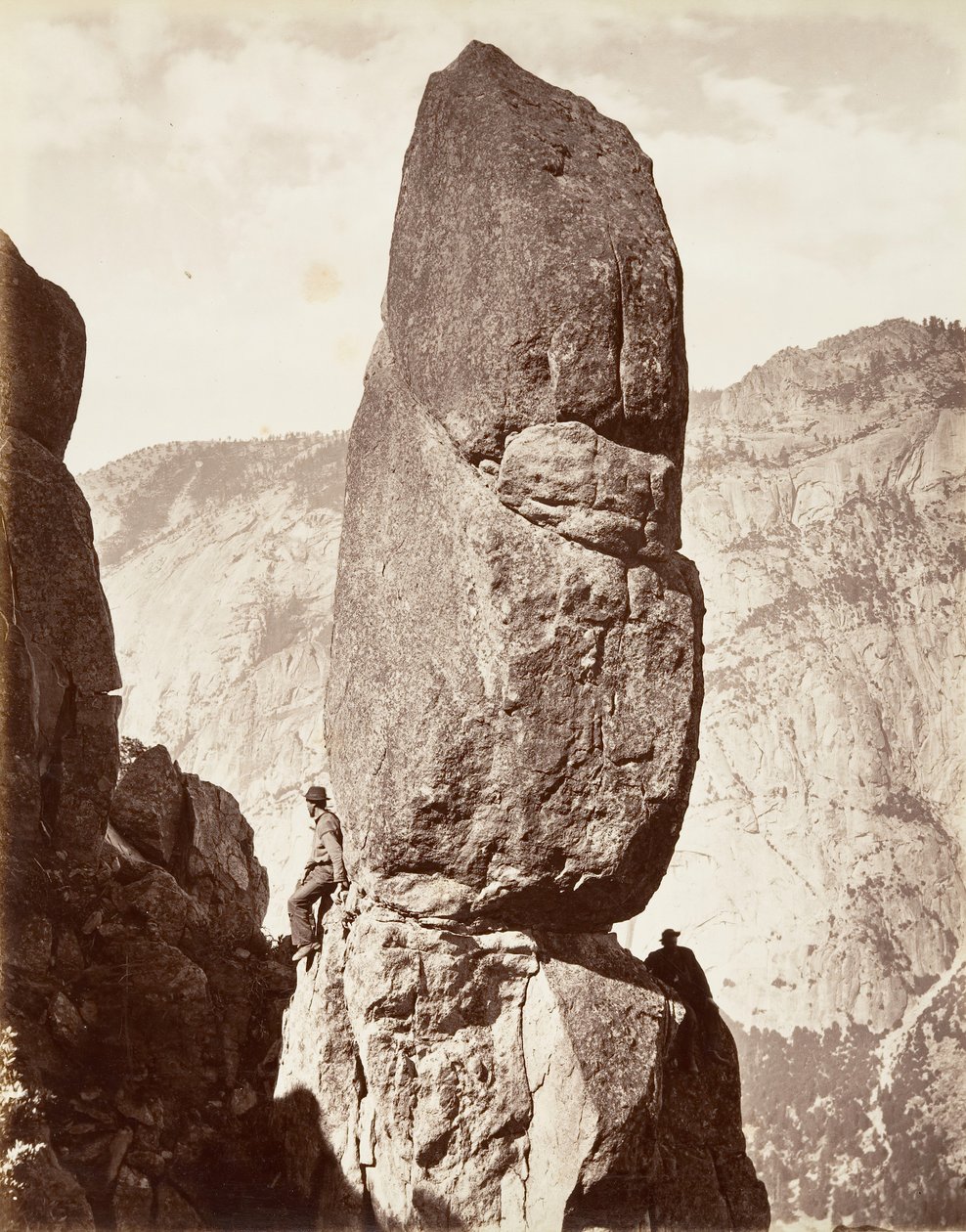 Magic Tower, Yosemite, ca. 1872, trykt ca. 1876. af Carleton E. Watkins.