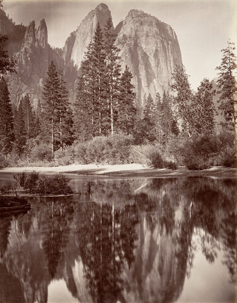 Spejlvisning af Cathedral Rocks, Yosemite, ca. 1872, trykt ca. 1876. af Carleton E. Watkins.
