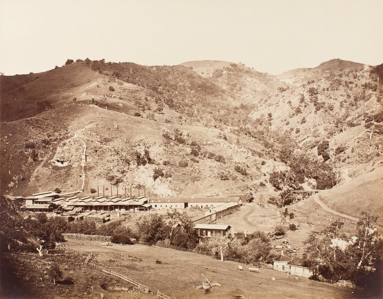 The Works and the Mine, New Almaden, Santa Clara, Californien af Carleton E. Watkins
