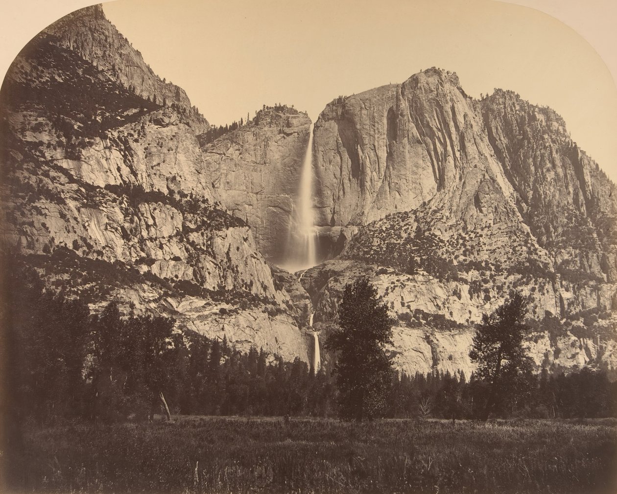 2637 Ft. Yosemite Fall, set forfra, 1861. af Carleton Emmons Watkins