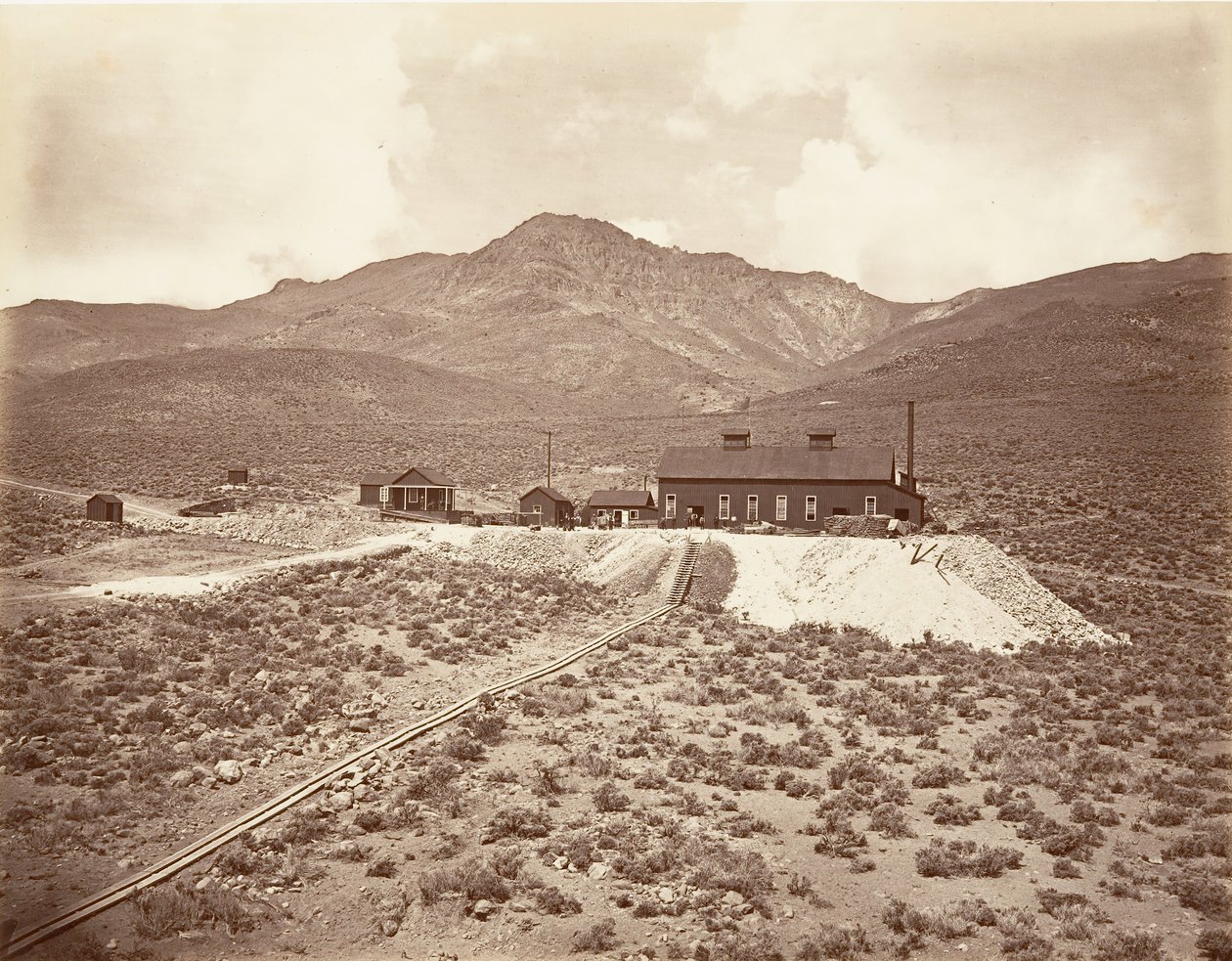 Bygninger af Sutro Tunnel, 1875, trykt ca. 1876. af Carleton Emmons Watkins